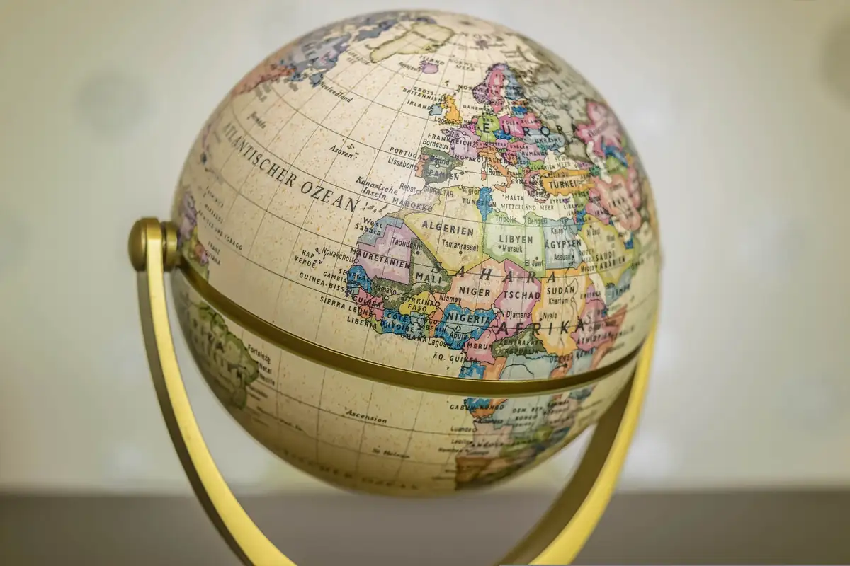 Globo terráqueo antiguo que representa el sistema monetario internacional