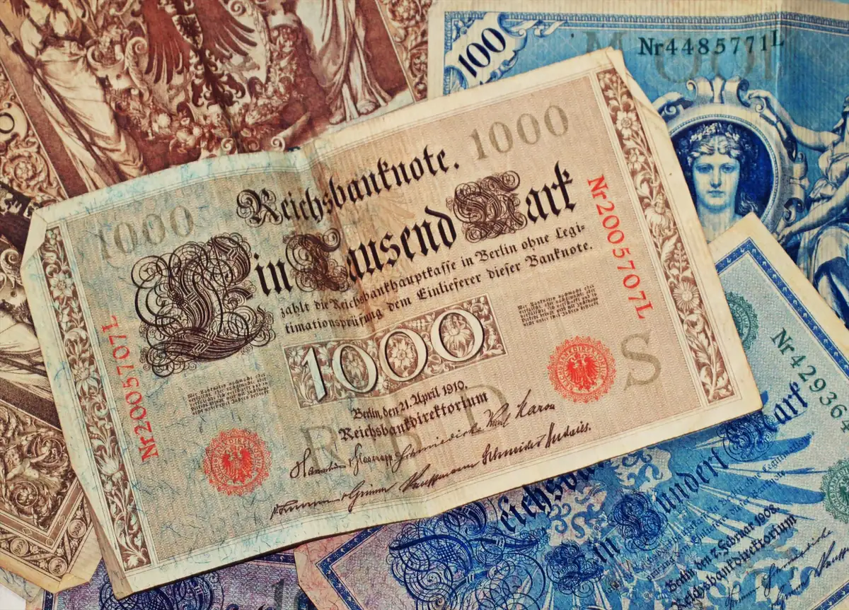 Colección de billetes históricos europeos superpuestos