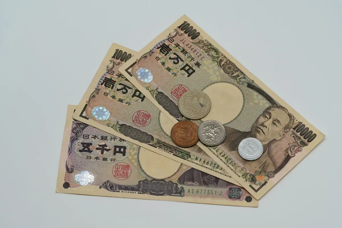 Billetes y monedas de yenes japoneses