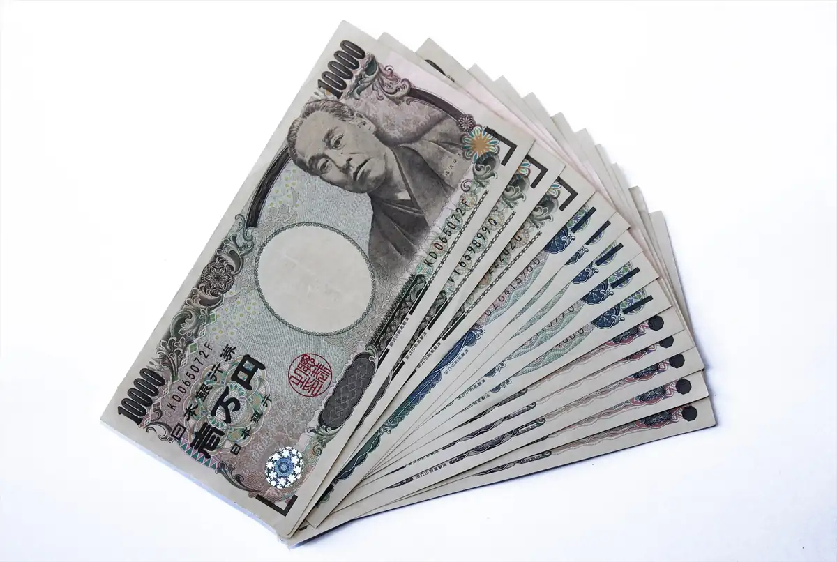 Abanico de billetes modernos de diez mil yenes